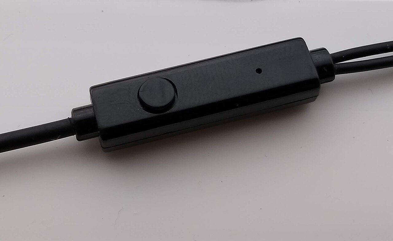 Bluetooth Codecs for In-Ears: Latency, Bitrate and Battery Trade-offs