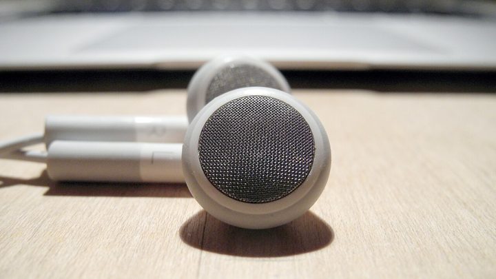 Multipoint Pairing on Wireless Earbuds: Making Two Devices Behave