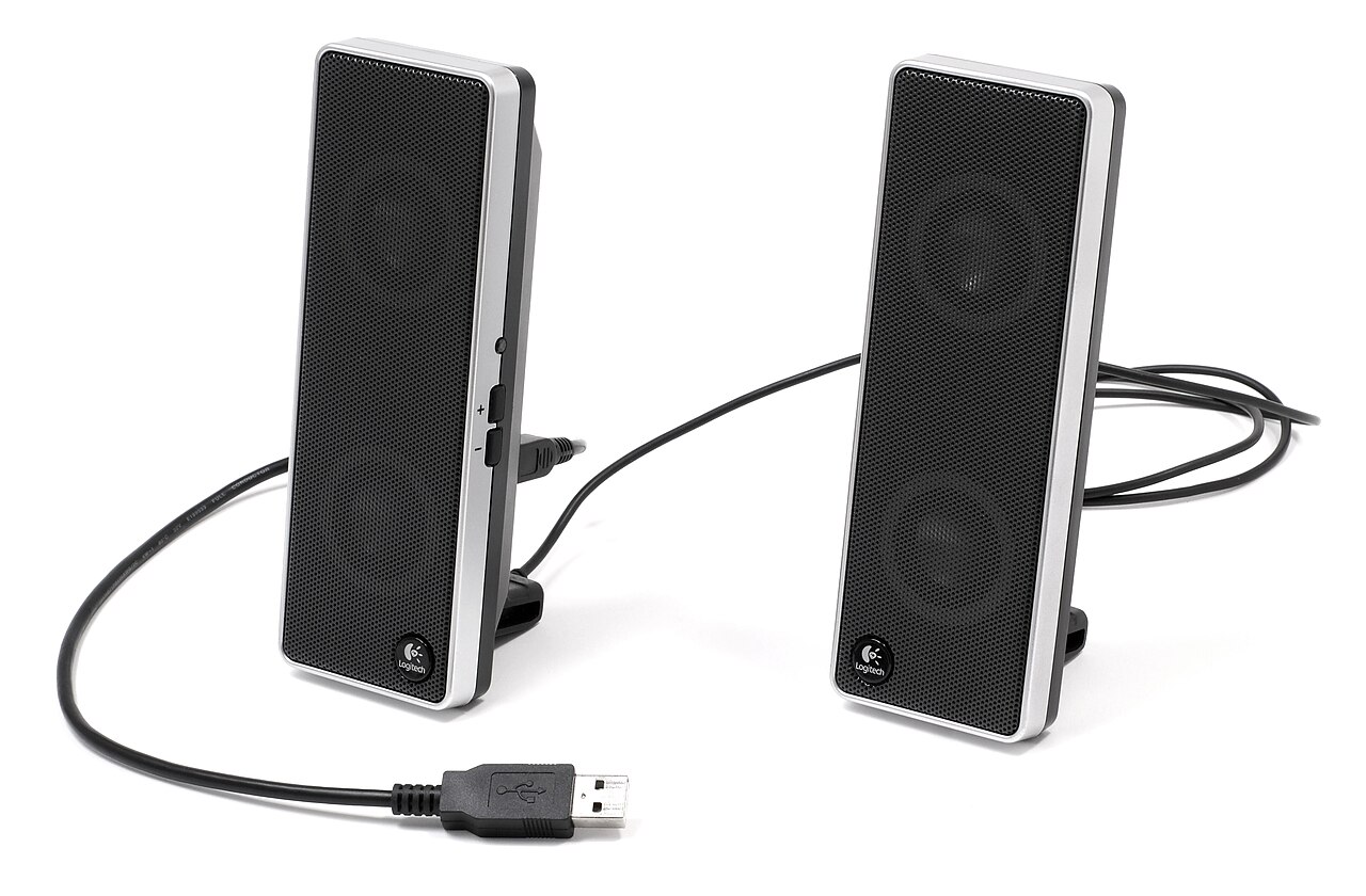 Desktop Speaker Setups for Nearfield Listening Without Room Treatment